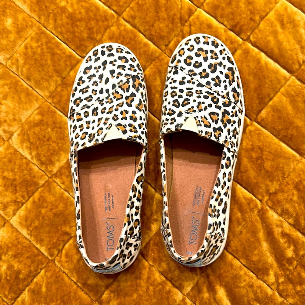 Toms 8.5 leopard slide on flat sneaker